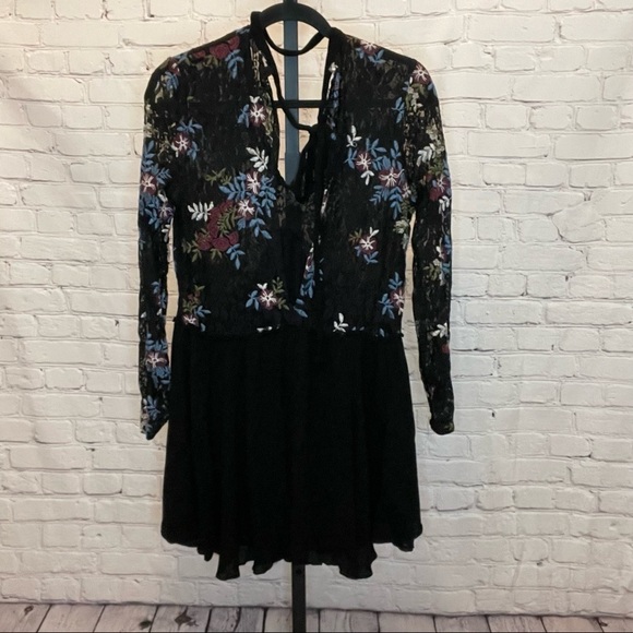 Chelsea & Violet Embroidered Lace Open Back Dress Size Medium - Picture 3 of 5